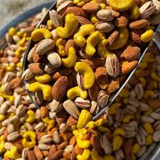 12 هزار کیلو خشکبار احتکاری در استانه اشرفیه کشف شد
