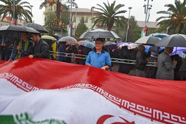 راهپیمایی 13 آبان زیر باران شدید در رشت برگزار شد