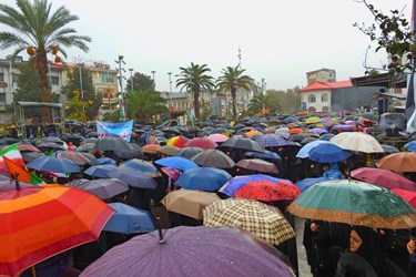 راهپیمایی 13 آبان زیر باران شدید در رشت برگزار شد