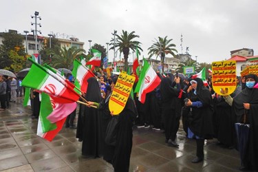 راهپیمایی 13 آبان زیر باران شدید در رشت برگزار شد