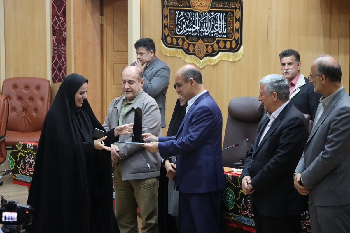 17 دهیار نمونه  استان گیلان تجلیل شدند