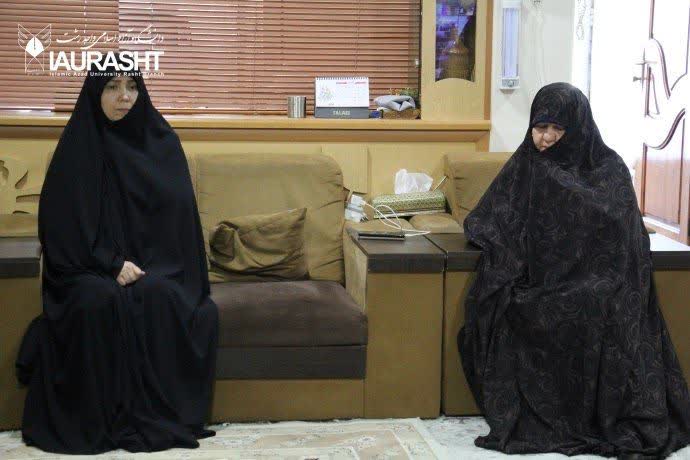 رئیس و مسئولان دانشگاه آزاد گیلان با خانواده شهید زرین دیدار کردند